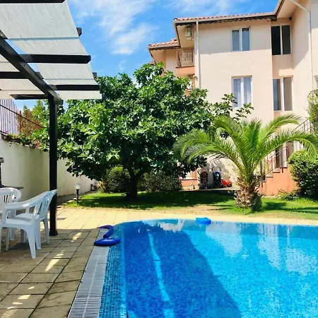 Daire By The Sea With Pool